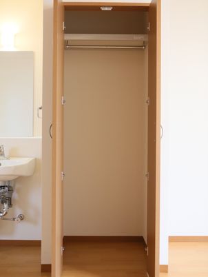 シンプルな居室のクローゼット