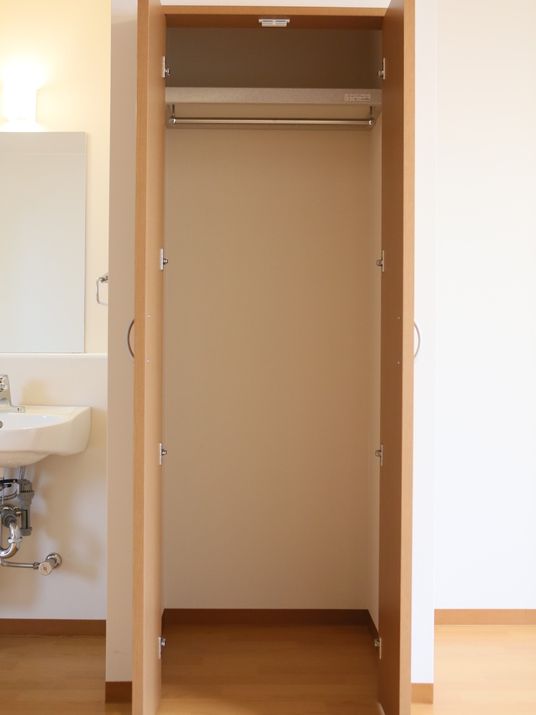 シンプルな居室のクローゼット