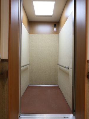 手すり付きエレベーター内部