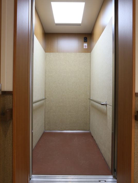 手すり付きエレベーター内部