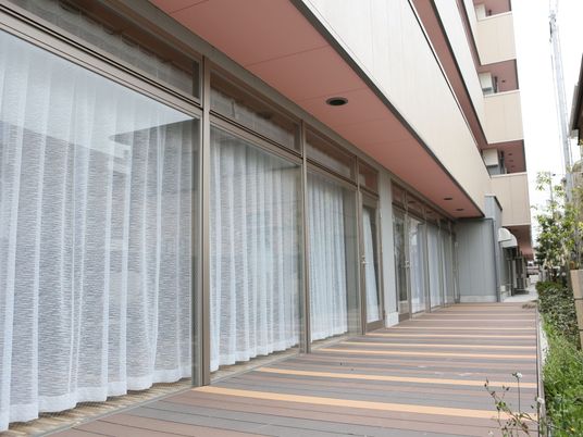 居宅の広いテラス