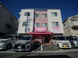 ピンク色の建物正面