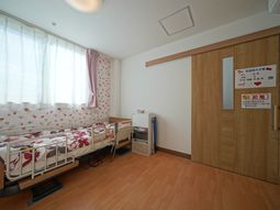 明るい居室の様子