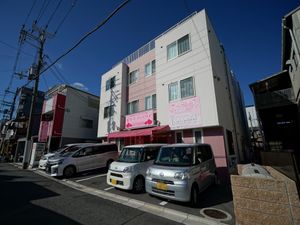 ピンクの建物外観