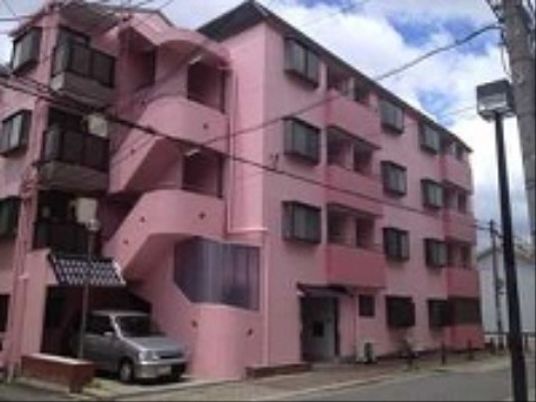 ピンクの建物外観