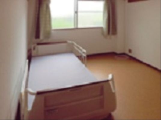 明るい居室のベッド