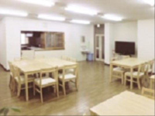 明るい共有ダイニング空間