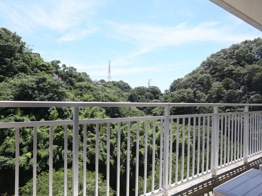 緑豊かなバルコニー景色