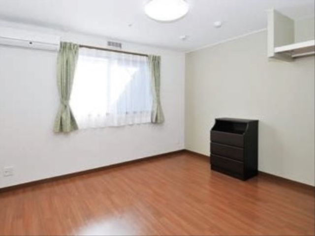 広々した明るい居室 居室イメージ ゆとりのあるシンプルな部屋で、個々の生活スタイルに合わせた配慮が感じられます。清潔感あるこの空間は、新たな職場として快適な環境を提供します。