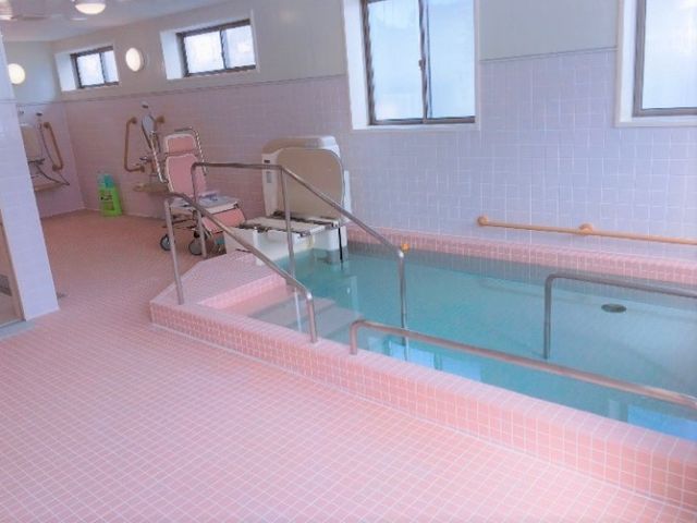 清潔な介護浴室 大浴場 手すりや椅子が設置された、安全に配慮した広々とした浴室です。ゆったりとした水中でのリハビリや癒しの時間をご提供します。