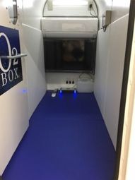 青いカーペットの廊下