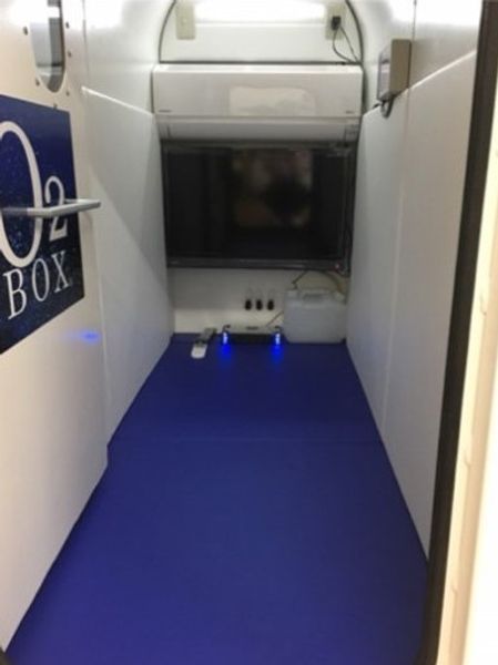 青いカーペットの廊下