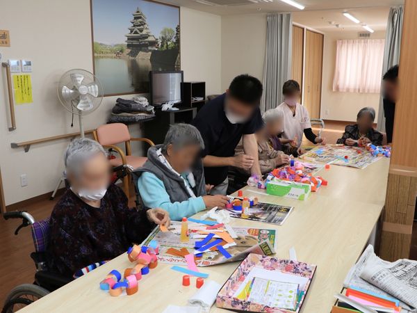 活動している人々の様子