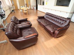 快適な椅子が並ぶラウンジ