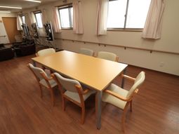 機能訓練のテーブルと機器