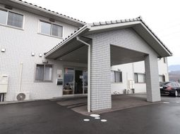 白い壁の建物外観