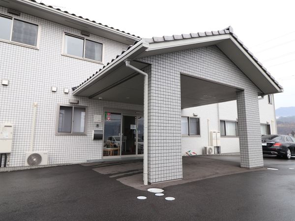 白い壁の建物外観