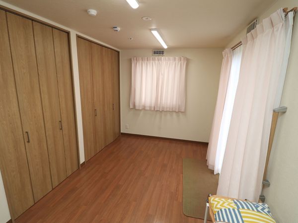 落ち着いた色の居室