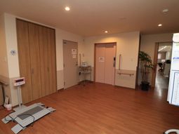 広い廊下と器具
