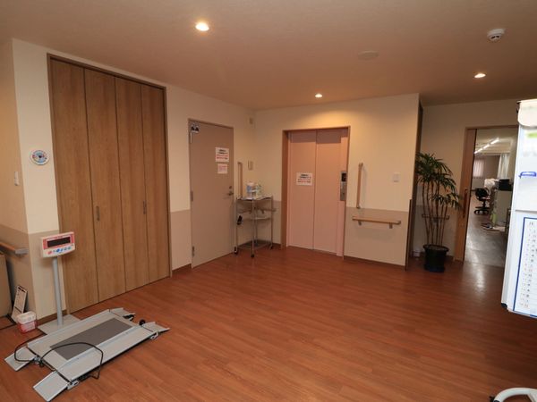 広い廊下と器具