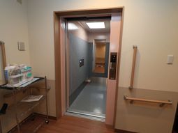 清潔なエレベーター入口