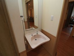 洗面台が備わる廊下