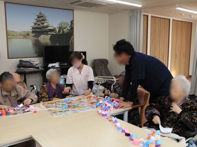 活動中の共有スペース 共有スペース 明るく清潔な多目的室で、利用者さまとスタッフが共に楽しむ様子が伺えます。コミュニケーションを大切にした職場環境です。