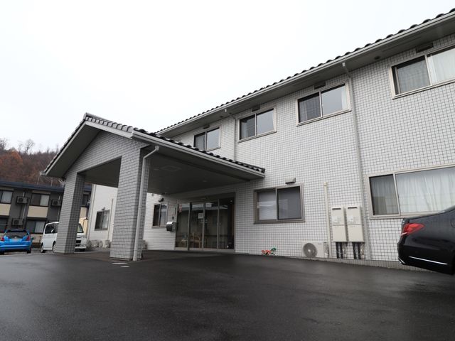 施設の広々とした外観 外観 ゆったりとした広さの駐車場がある建物外観です。訪れる方々へのアクセスも考えられた設計で、快適な働き心地を提供します。
