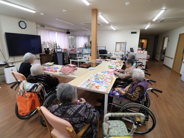 共有スペースでの活動 共有スペース ゆったりとした食堂では、利用者が手工芸に興じたり、談笑したりして過ごされています。温かみのある雰囲気が魅力的です。