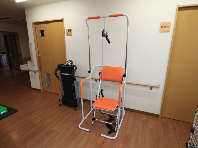 リハビリ設備と廊下 共有スペース 充実した訓練器具が整った空間ですので、スキルアップを目指す方に最適な環境が整っています。