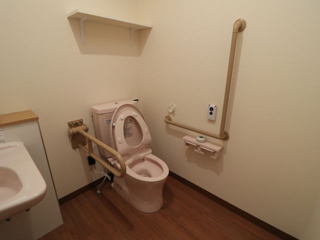 バリアフリートイレ設備 トイレ 手すり付きで安全性が考慮された清潔なトイレです。ご高齢者も安心してご利用いただける設計となっております。