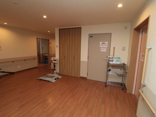 明るい廊下と手すり
