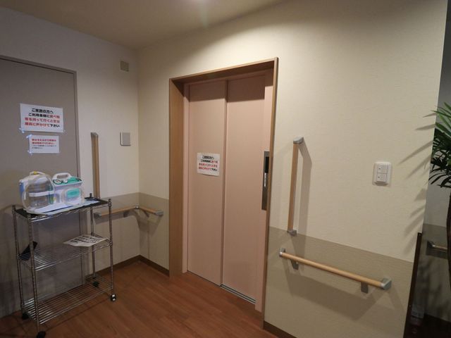 廊下の安全手すり付き エレベーター 廊下には手すりが設置され、ご利用の皆さまの安全を考慮した設計となっています。また、清潔感のある環境が保たれております。