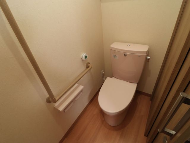 バリアフリートイレ トイレ 安全を考えた手すり付きの清潔なトイレです。立ち座りが楽な設計で、安心してお使いいただけます。