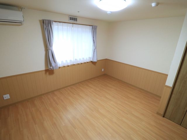 空間広々洋室 居室 明るく広々とした居室です。個々のニーズに合わせてカスタマイズ可能な、シンプルで機能的な空間をご提供します。