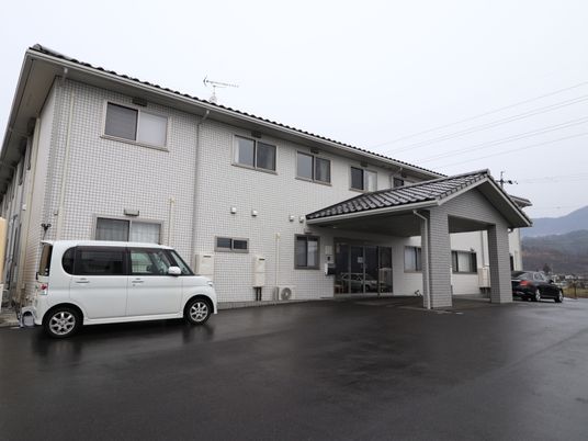 広々とした建物外観