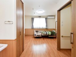 明るい居室の様子