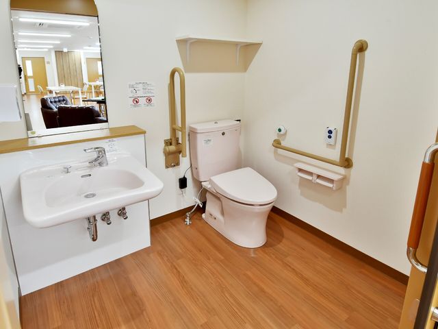 バリアフリートイレ トイレ 安心感を与える手すり付きの清潔なトイレです。通路への出入りもスムーズに行えます。