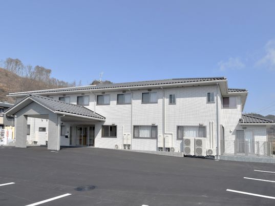 明るい建物の外観