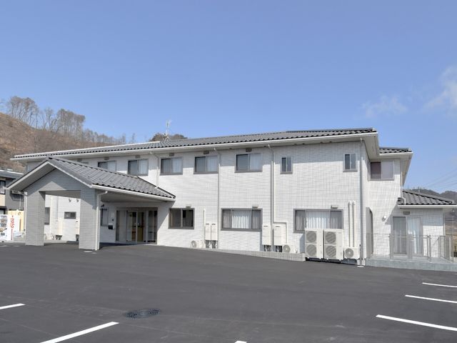 明るい建物の外観 外観 広々とした駐車場がある清潔な外観です。ゆったりとした環境でお仕事をされたい方におすすめします。