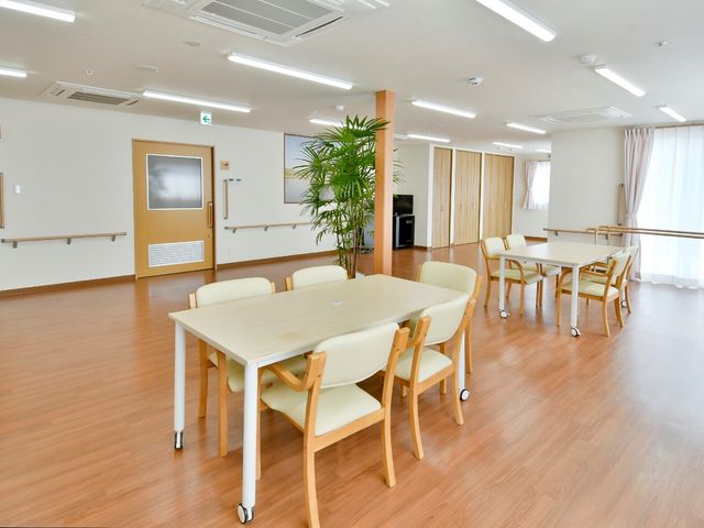 広々とした明るい食堂 デイルーム 床から天井までゆとりのある食堂です。明るく開放的な空間で、作業や食事を快適にされることでしょう。