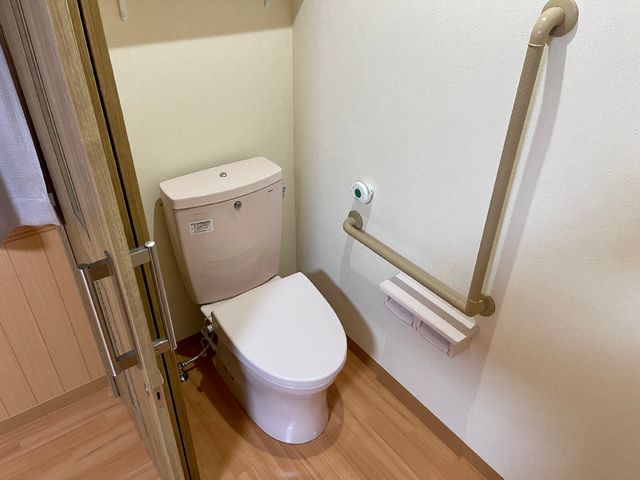 バリアフリートイレ設備 トイレ 手すり完備の清潔なトイレ空間です。ご高齢の方も安心してご利用いただけるように設計されています。
