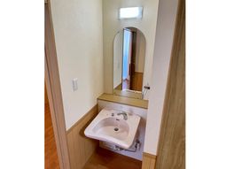 清潔な廊下の洗面台