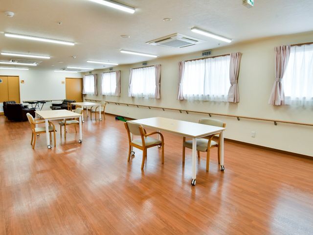 広々とした明るい多目的室 共有スペース ゆとりのある多目的室は、明るく開放的な空間です。様々なレクリエーションが行える設計になっています。