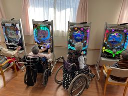 車椅子の人達と遊技機