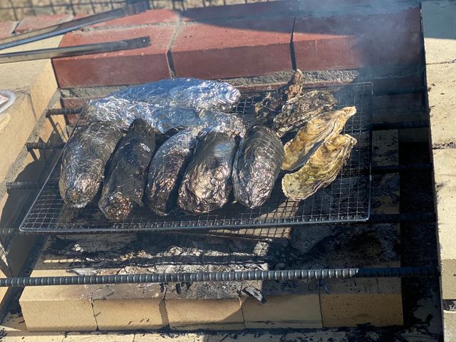 炭火で焼く牡蠣と芋 イベント食 美味しい牡蠣と芋を炭火焼きで提供しており、手作りの美味しさを重視しております。温かい食事で笑顔が絶えないひとときを提供します。