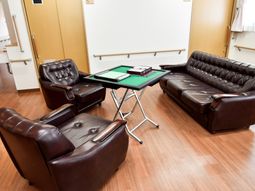 茶色いソファの応接室