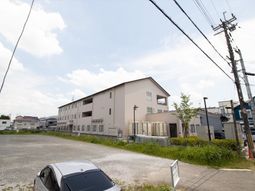 明るい空の下の外観