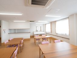 明るい食堂の様子