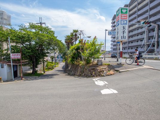 交差点と看板の風景
